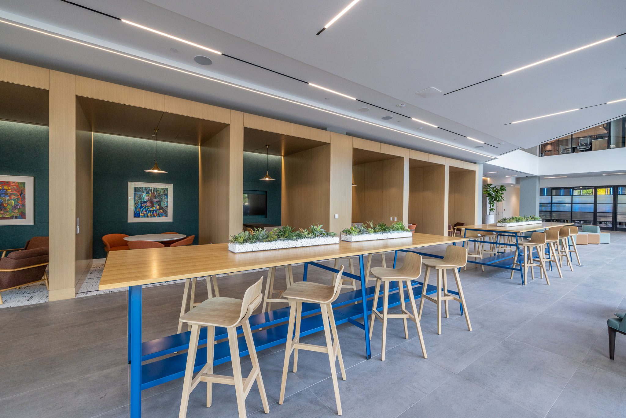 Meeting room at 800 Gessner Road with a long table, stools and built-in wall niches